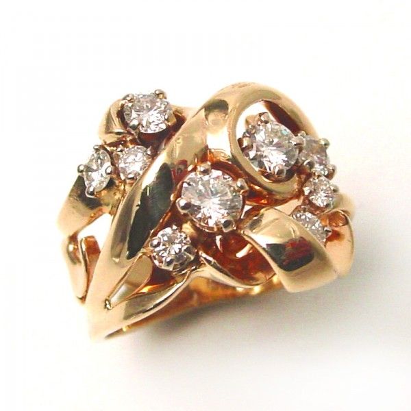 Unregelmäßig eingelegter Goldring mit Zirkoniumdioxid