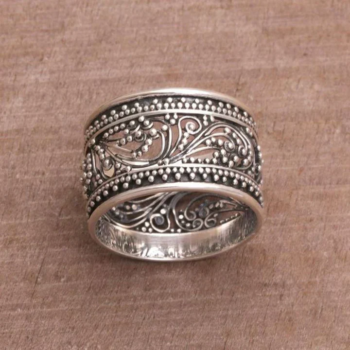 Versilberter Ring mit hohlem Efeu