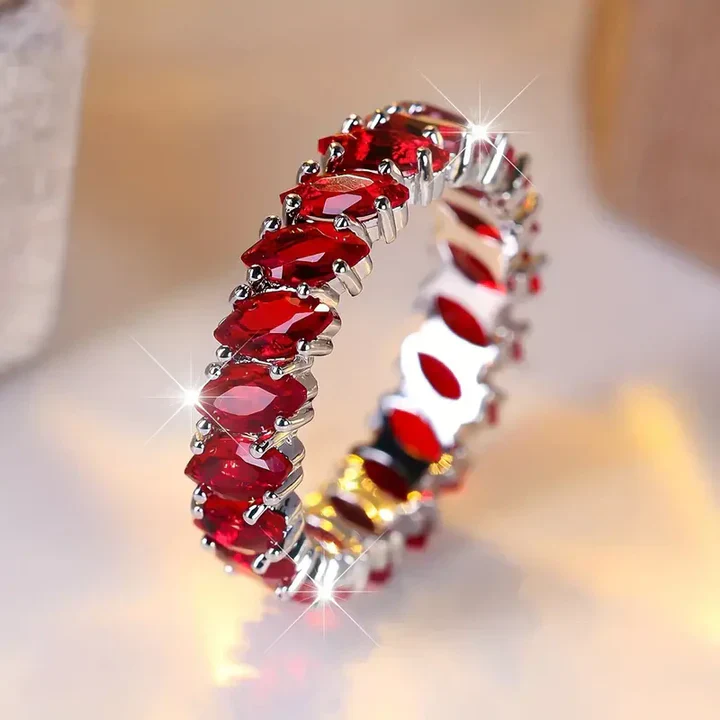 Vintage Ring mit rotem Kristall